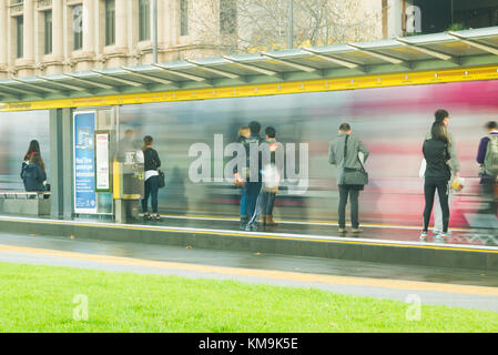 Des personnes se préparant à bord tram à Victoria Square, Adelaide, Australie du Sud, Australie Banque D'Images