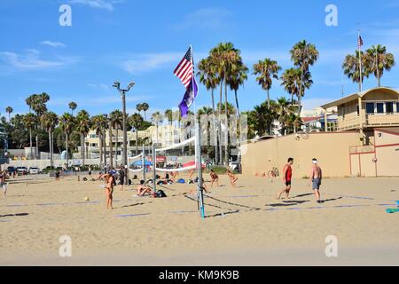 Santa Monica, Californie - 27 juillet 2017 : les gens jouent au Beach volley à Santa Monica, Californie, le 27 juillet 2017. Banque D'Images