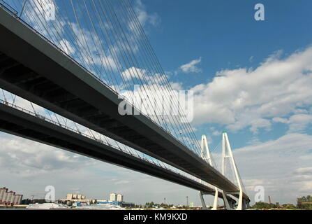 Grand pont sur la rivière obukhov neva à st. petersburg Banque D'Images