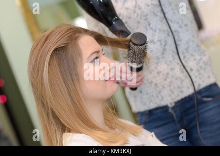 Coiffure cheveux humides séchage la clientèle féminine à salon Banque D'Images