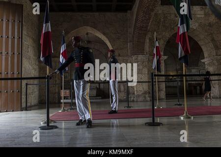 Changement de garde au Panthéon National de la République Dominicaine (Panteón de la Patria) à Saint-Domingue, République Dominicaine 08.03.2017. | utilisation dans le monde entier Banque D'Images