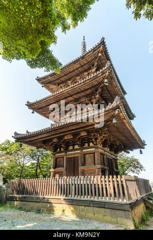 Pagode de trois étages de l'ancien Temple Tomyoji au jardin Sankeien, Yokohama, Kanagawa, Japon Banque D'Images