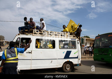 Des milliers de personnes de l'ensemble de la Gambie arrivant à l'Buffer-Zone football park pour célébrer le Président Adams Garrot d'une année anniversaire Banque D'Images