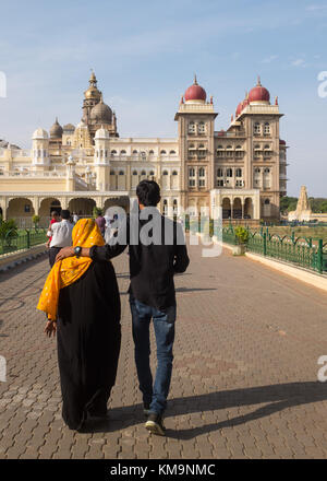 Jeune couple musulmane au Maharaja's Palace, Mysore, Inde. Banque D'Images