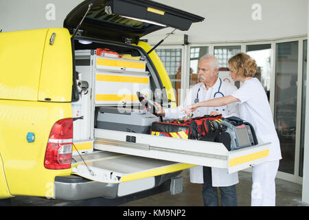 La préparation du véhicule médical Banque D'Images