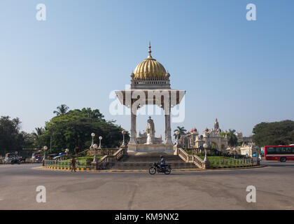 Statue du maharaja chamarajendra wodeyar rond-point dans le centre de Mysore Palace avec en arrière-plan, mysuru à Mysore, Karnataka, Inde. Banque D'Images