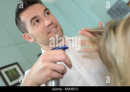 Coiffure pulvériser de l'eau sur les cheveux du client Banque D'Images