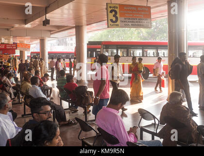 Les passagers assis et d'attendre à la gare routière de Mysore, mysuru, Karnataka, Inde. Banque D'Images
