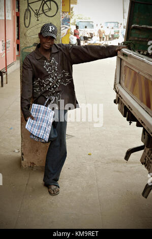 Jeune homme et son camion dans une rue de Lusaka, la capitale de la Zambie Banque D'Images