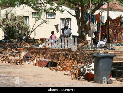 Pilgrims Rest, Mpumalanga, les vendeurs de rue vendant bibelots africains Banque D'Images