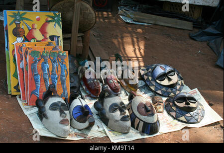 Pilgrims Rest, Mpumalanga, peintures et masques africains à vendre Banque D'Images