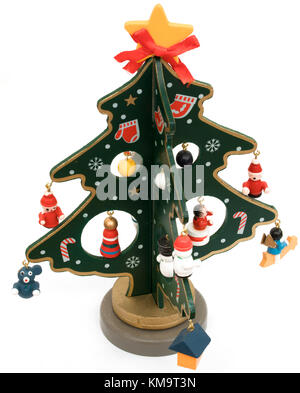 Arbre de Noël en bois peint de couleur isolé sur fond blanc Banque D'Images
