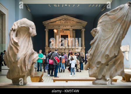 Londres. L'Angleterre. Reconstruction de la Néréide Monument au British Museum, de Xanthos, Turquie, 390-380 B.C. Banque D'Images