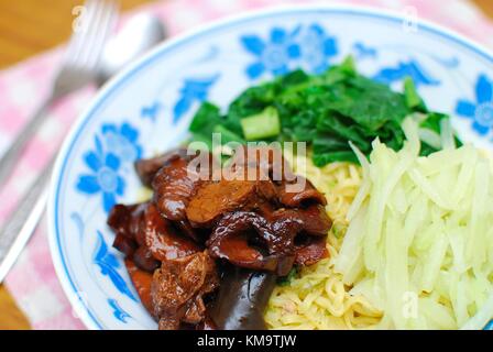 À somptueux de style chinois nouilles végétariens avec une variété de viandes et de légumes. Convient pour des concepts tels que le régime alimentaire et la nutrition, de la santé Banque D'Images