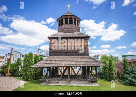 Clocher en bois de l'église de l'Assomption de la Sainte Vierge dans la ville de Chortkiv dans l'oblast de Ternopil, dans l'ouest de l'Ukraine Banque D'Images