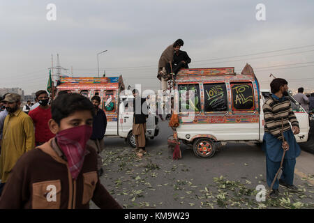 Nouveau érigent des barrages près de l'échangeur de faizabad qu'émeutes réparties dans tout le pays à l'aide de tout ce qu'ils peuvent trouver © ty faruki Banque D'Images