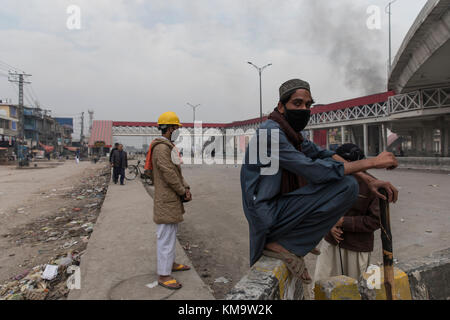 Nouveau érigent des barrages près de l'échangeur de faizabad qu'émeutes réparties dans tout le pays à l'aide de tout ce qu'ils peuvent trouver © ty faruki Banque D'Images