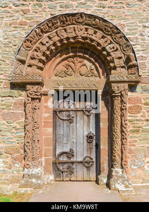 Les sculptures romanes ornent la porte sud de l'église Kilpeck Herefordshire UK Banque D'Images