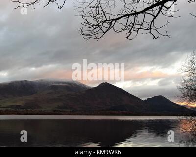 Crépuscule sur le lac Bassenthwaite, Parc National de Lake District, Cumbria, Royaume-Uni Banque D'Images