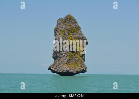 Terres solitaires pile dans l'archipel asiatique de Mu Ko ang thong national park, Thaïlande Banque D'Images