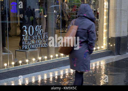 Glasgow, Écosse, Royaume-Uni 22 novembre. Sombre journée misérable alors que le Black Friday commence tôt dans la ville. Crédit : gerard ferry/Alamy Live News Banque D'Images