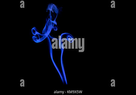 Fumée bleue wisp abstract pattern sur fond noir Banque D'Images