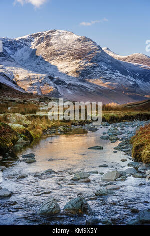 Rochers gris en haut Stile vu de l'Gatesgarthdale Beck qui découle de l'Honister Pass dans la lande à Valley dans le Lake District. Banque D'Images