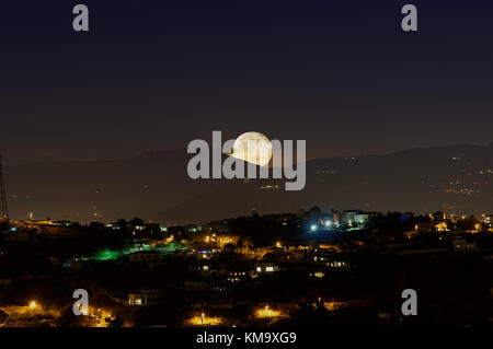 Super pleine Lune au lever de la montagne dans la riviera française. Lune du 3 décembre 2017 (357 495 km) Banque D'Images