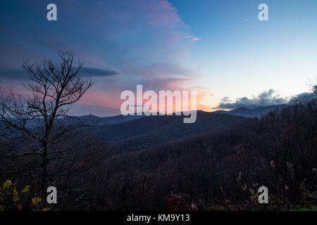 Ciel rose après le coucher du soleil sur les montagnes Blue Ridge Banque D'Images