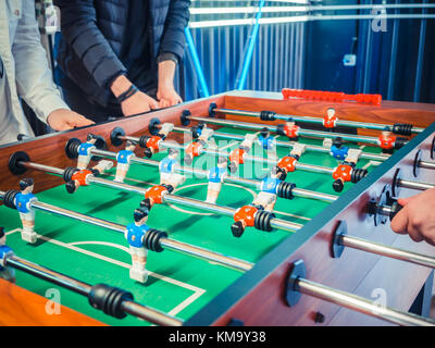 Portrait de gens actifs jouant au baby-foot. soccer sur table plaers. Les amis jouent ensemble baby-foot Banque D'Images