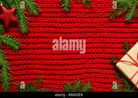 Rouge noël fond tricoté avec des sapins, étoiles, nouveau concept de l'année, Don Banque D'Images