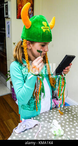 L'application de la peinture pour le visage de l'enfant pour le jour de la Saint Patrick les fêtes, Dublin Irlande Banque D'Images