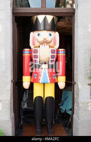 Grande Poupée Casse-noisette, le Roi Rouge, à l'extérieur d'une boutique à Rothenburg O D T, Bavaria, Germany, Europe Banque D'Images