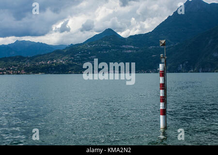 Vue sur la ligne de côte du lac de Côme, Italie, Lombardie. Paysage italien avec vue sur la montagne, le lac et le ciel.. Banque D'Images