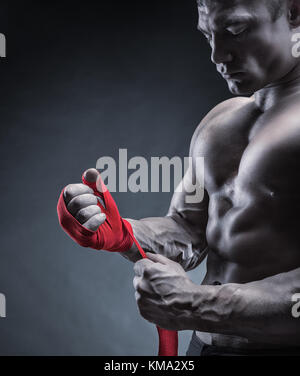 Close-up of a strong boxer rouge sur les bretelles et se préparer à lutter contre Banque D'Images