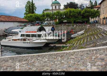 Bellagio sur le lac de Côme, Italie, le 15 juin 2014. ville de Bellagio sur le lac de Côme, Italie. région de Lombardie. bateaux et yachts stationnés dans la baie d'amarrage. Banque D'Images