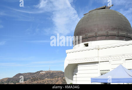 Los Angeles - le 24 novembre 2017 : observatoire griffith avec le panneau hollywood en arrière-plan. Banque D'Images