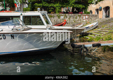 La ville de Bellagio sur le lac de Côme, Italie. région de Lombardie. bateaux et yachts stationnés dans la baie d'amarrage. Banque D'Images