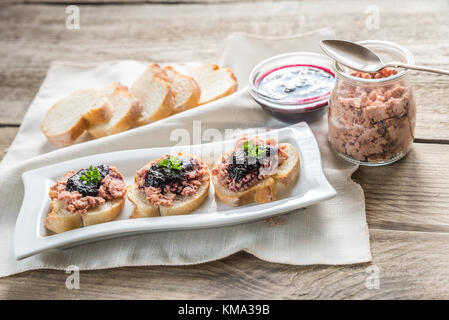 Des sandwichs avec pate sur la planche de bois Banque D'Images