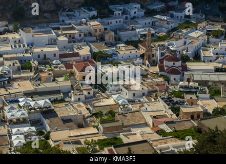 Lindos d'oiseau sur les toits blancs Banque D'Images