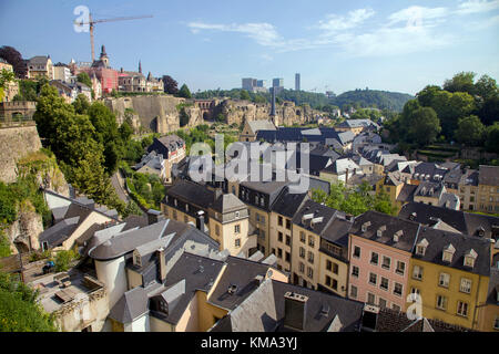 Vue depuis le mur de la vieille ville à l'église Saint Johannes, derrière le quartier de l'Europe au Kirchberg, Luxembourg, Luxembourg, Europe Banque D'Images