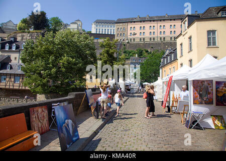 Exposition artistique sur Ulrichs pont au-dessus de la rivière Alzette, ville basse, Grund, la ville de Luxembourg, Luxembourg, Europe Banque D'Images