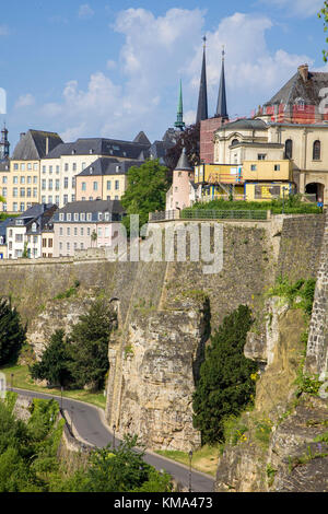 Vieux Mur de la ville et tours de la Cathédrale Notre-Dame, la ville de Luxembourg, Luxembourg, Europe Banque D'Images