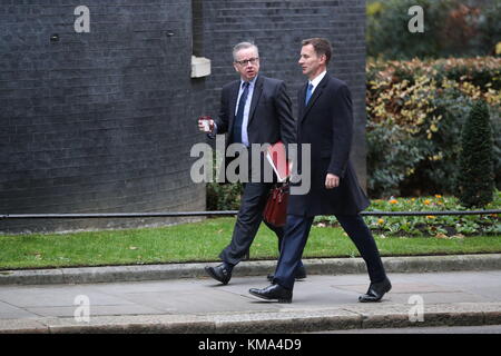 Secrétaire de l'environnement Michael Gove (à gauche) et Jeremy Hunt Secrétaire Santé arrivant à Downing Street, à Londres, pour une réunion du Cabinet. Banque D'Images