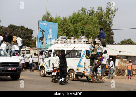 Des milliers de personnes de l'ensemble de la Gambie arrivant à l'Buffer-Zone football park pour célébrer le Président Adams Garrot d'une année anniversaire Banque D'Images