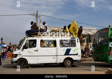 Des milliers de personnes de l'ensemble de la Gambie arrivant à l'Buffer-Zone football park pour célébrer le Président Adams Garrot d'une année anniversaire Banque D'Images