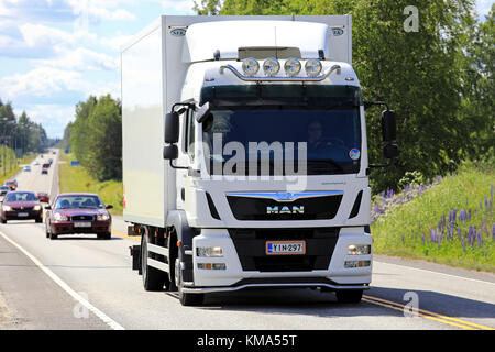 Hirvaskangas, Finlande - juillet 8, 2017 : white man tgm 15,250 véhicule de livraison se déplace le long de l'autoroute entre le trafic sur une journée ensoleillée de l'été dans le centre de finlan Banque D'Images