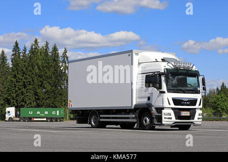 Hirvaskangas, Finlande - juillet 8, 2017 : white man tgm 15,250 camion de livraison est stationné sur truck stop yard sur une belle journée d'été avec un blanc semi tru Banque D'Images