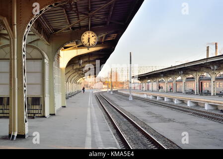 St.Petersburg, Russie - le 24 mars 2017 : la plate-forme ferroviaire à l'horloge de la gare de Vitebsk Banque D'Images