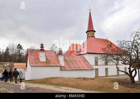 St.Petersburg, Russie - mars 03, 2017 : les touristes aller au prieuré palace à gatchina Banque D'Images